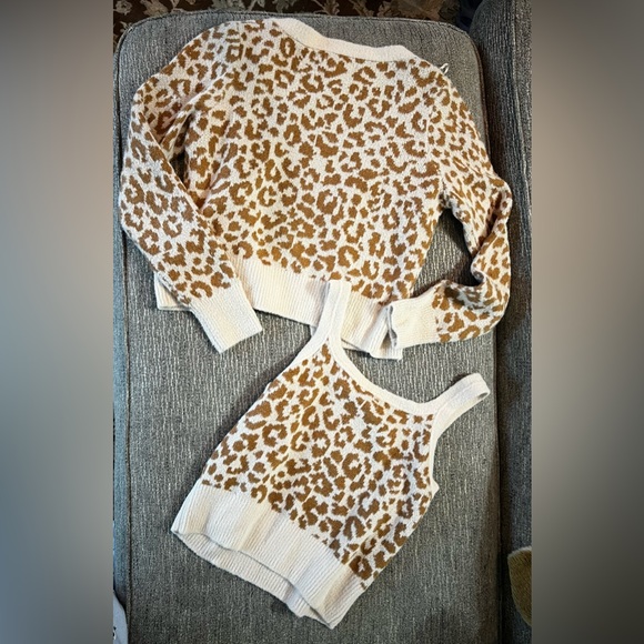 Two piece set - Picture 2 of 5